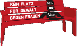 Rote Bank mit der Aufschrift "Kein Platz für Gewalt gegen Frauen"